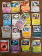 150 Pokémon kaarten + EX kaart, blik en energy kaarten, Ophalen, Nieuw, Meerdere kaarten, Foil