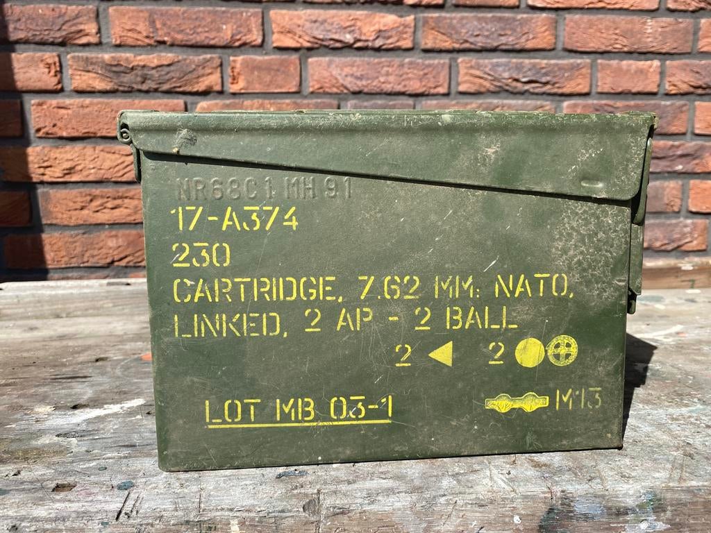 Metalen munitie kist, Ophalen, Landmacht, Nederland, Kist of Geocache