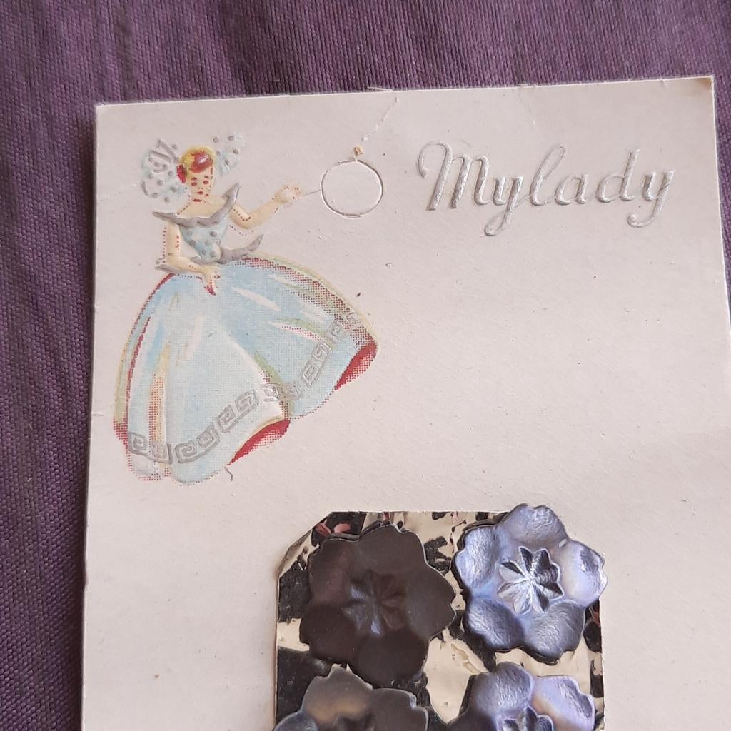 Vintage Kaartje Mylady met Vier Bloem Knoopjes, Verzenden, Nieuw, Knoop of Knopen