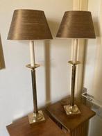 T.K. twee koperen/messing schemerlampen met een ovalen kap.