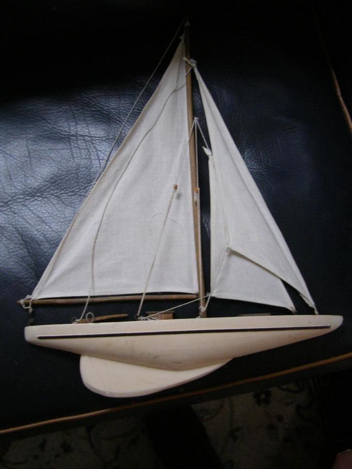 model zeilboot om aan de wand te hangen 1/2 dus. Met zeilen, Hobby en Vrije tijd, Modelbouw | Boten en Schepen, Gebruikt, Ophalen of Verzenden