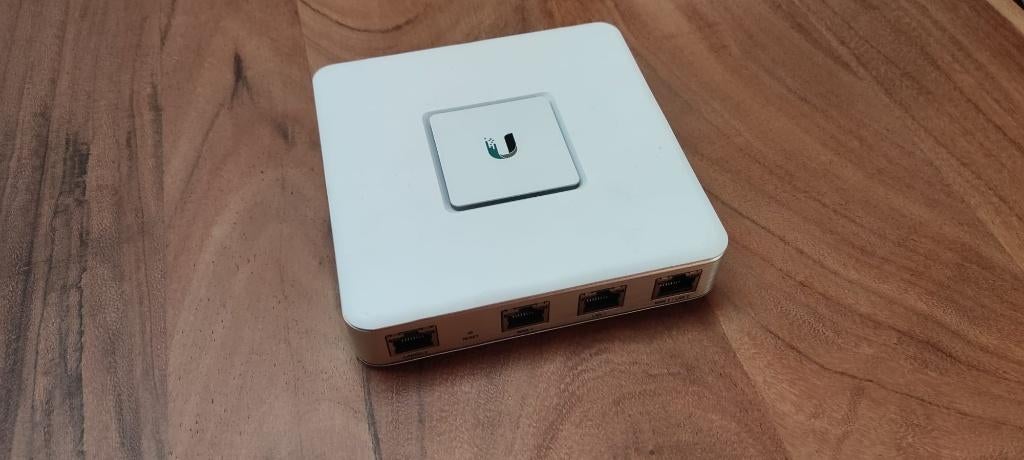 Ubiquiti Unifi Security Gateway (USG), Computers en Software, Routers en Modems, Ophalen of Verzenden, Zo goed als nieuw, Router met modem