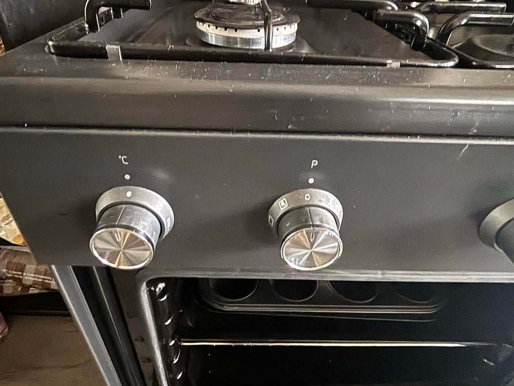 Zwart gasfornuis met oven - Gebruikt, Witgoed en Apparatuur, Fornuizen, Ophalen, Gebruikt, 60 cm of meer, 4 kookzones