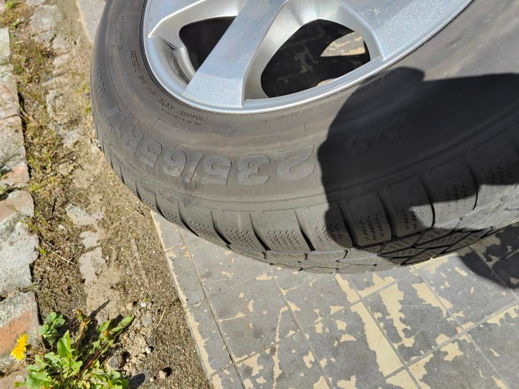 Winterbanden Volvo XC60 235/65R17 met velgen, Auto-onderdelen, Banden en Velgen, Ophalen, Gebruikt, Banden en Velgen, 17 inch