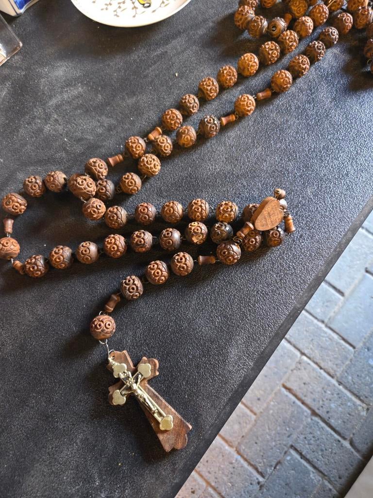 Rozen kransen en wijnwaterbakjes, Ophalen