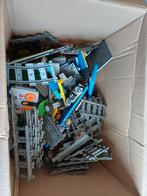 Grote doos met diverse LEGO onderdelen en rails, Kinderen en Baby's, Speelgoed | Duplo en Lego, Ophalen of Verzenden, Gebruikt