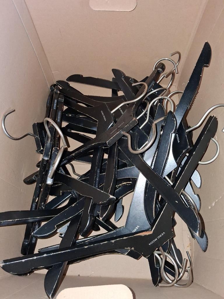 Partij zwarte kledinghangers van Vero Moda, Ophalen, Gebruikt, Volwassenen