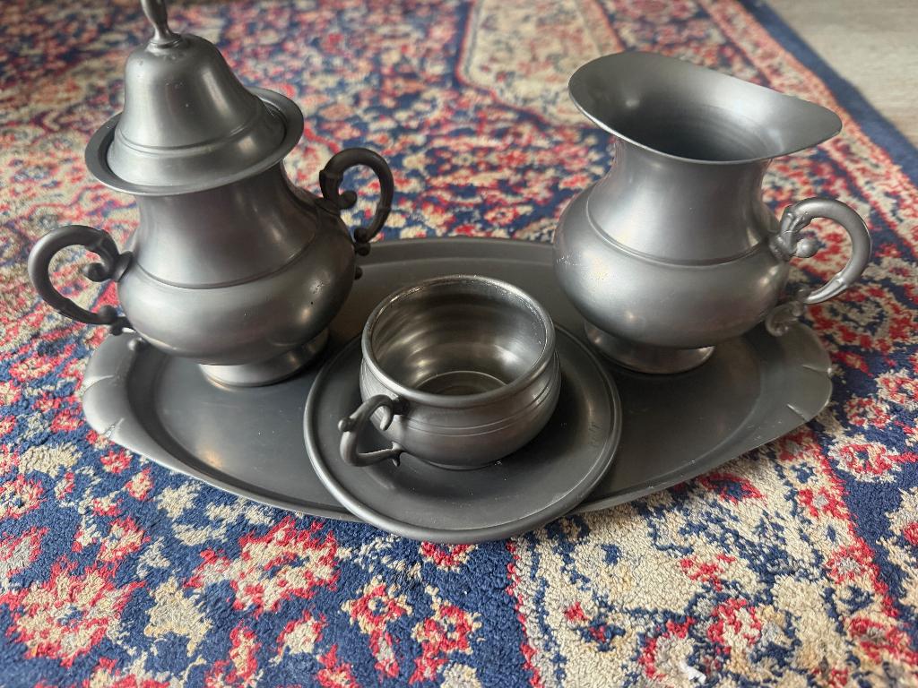 Tinnen Suikerpot, Melkkannetje en Kop en Schotel op Dienblad, Ophalen of Verzenden
