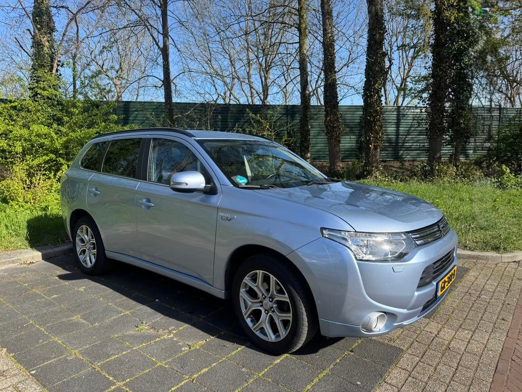 Mitsubishi Outlander 2.0 Phev instyle+ 203pk 4WD CVT 5P, Auto's, Outlander, Zwart, 4 cilinders, Blauw