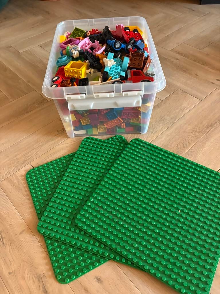 Grote bak Duplo met grondplaten, poppetjes en voertuigen, Gebruikt, Ophalen of Verzenden, Duplo, Inclusief accessoires