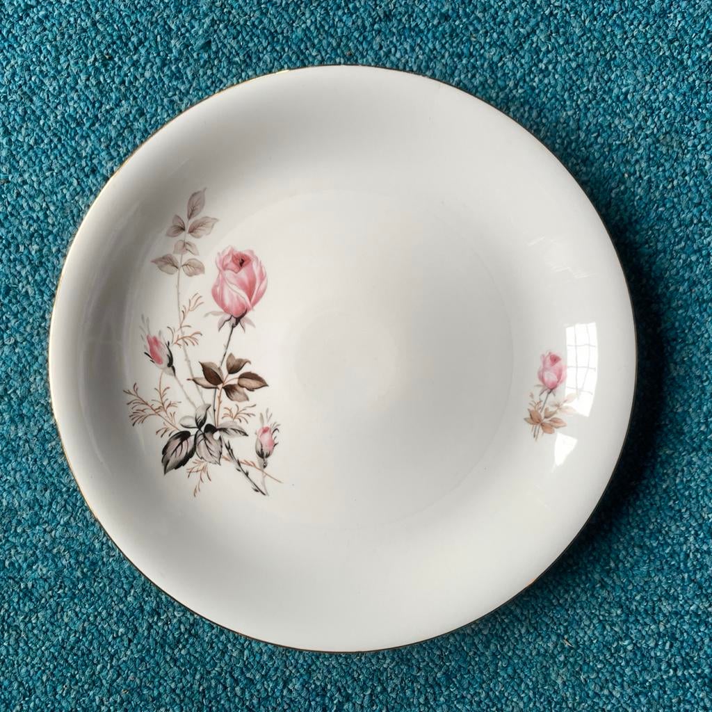 Monopoli Decoratieve porseleinen schaal met rozenmotief 28cm, Huis en Inrichting, Keuken | Servies, Gebruikt, Schaal of Schalen