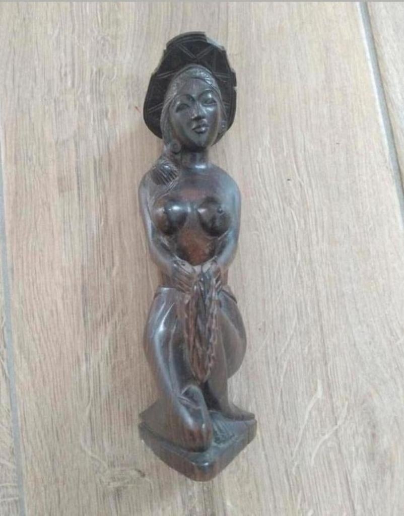 Houten beeldje Indonesië jaren 60

Prijs 5, Ophalen of Verzenden