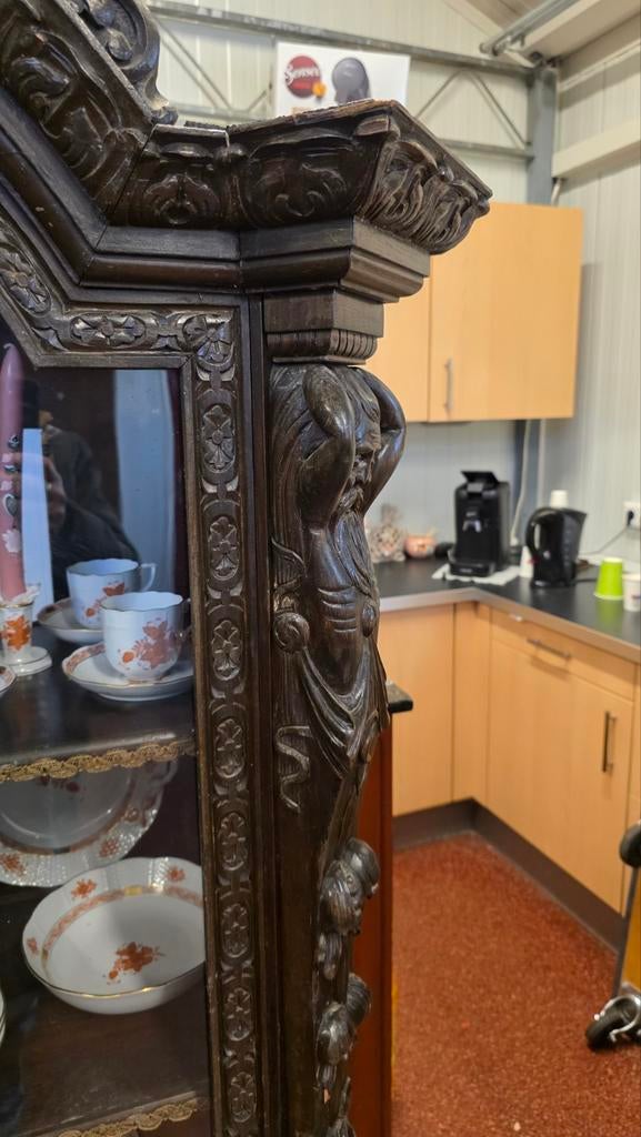 Rijk bewerkte vitrinekast met deuren aan de zijkant, Antiek en Kunst, Antiek | Meubels | Kasten, Ophalen of Verzenden