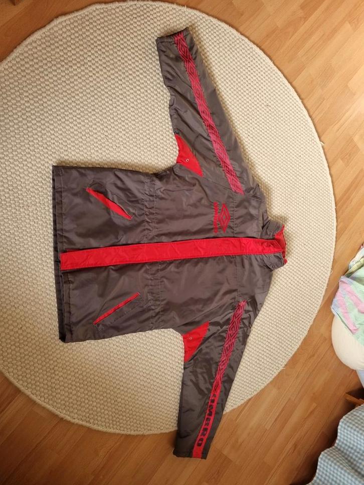 Vintage Umbro Jas - Grijs/Rood - Maat XL 1985 met capuchon, Kleding | Heren, Jassen | Zomer, Zo goed als nieuw, Maat 56/58 (XL)