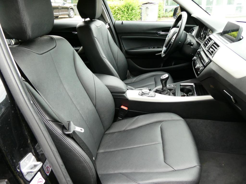 BMW 1-serie 116i Executive 5-deurs Clima Leder Navi LED PDC, 1-Serie, Achterwielaandrijving, Zwart, Leder