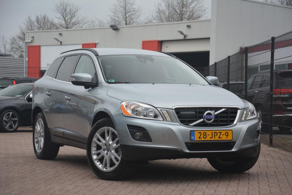 Volvo XC60 2.4D AWD Momentum | Navigatie | Leer | Cruise | R, Auto's, Automaat, 1716 kg, Gebruikt, Zwart