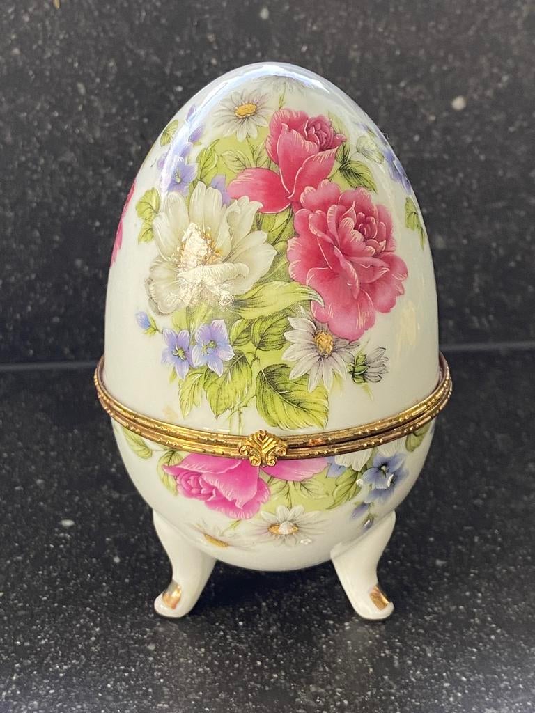 Groot ei porselein bloemmotief sierdoosje goudkl scharnier, Ophalen of Verzenden