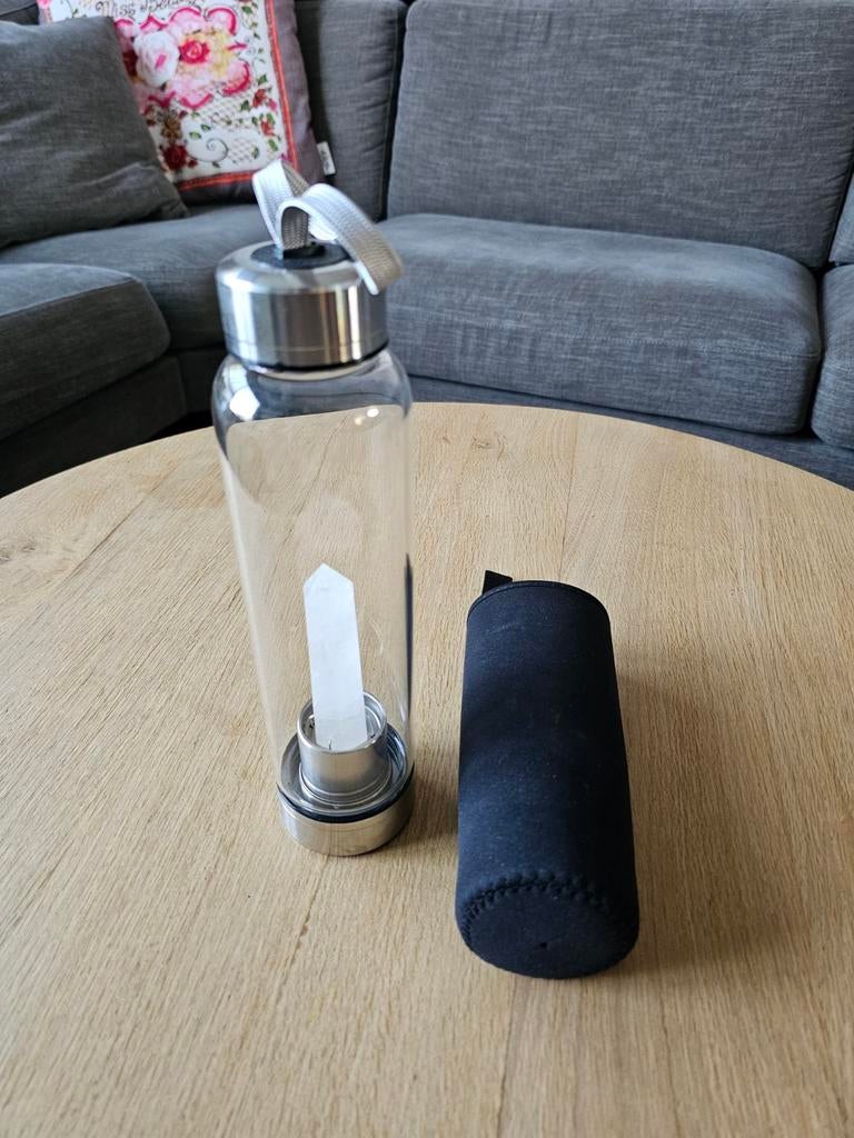 Nieuwe Glazen waterfles met bergkristal en hoes, Ophalen of Verzenden, Zo goed als nieuw, Meerkleurig, Overige merken