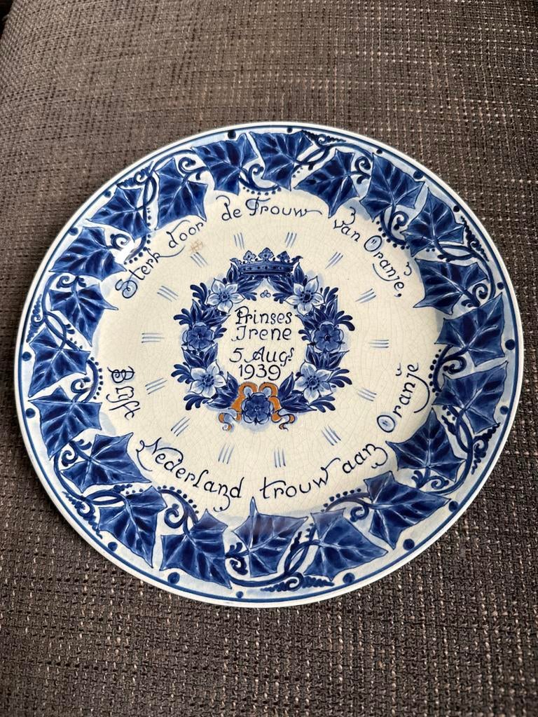 Delfts blauw wandbord Prinses Irene 5 Aug 1939, Verzamelen, Koninklijk Huis en Royalty, Ophalen of Verzenden, Gebruikt, Nederland