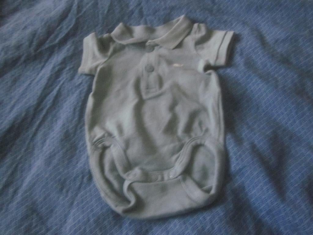 Nw grijsblauw polo rompertje met klein wit walvisje H&M 50, Kinderen en Baby's, Babykleding | Maat 50, Nacht- of Onderkleding