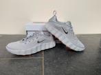 Nike Mind 002 “ Light Smoke Grey “ Maat 44, Kleding | Heren, Schoenen, Overige kleuren, Nieuw, Ophalen of Verzenden, Sneakers of Gympen