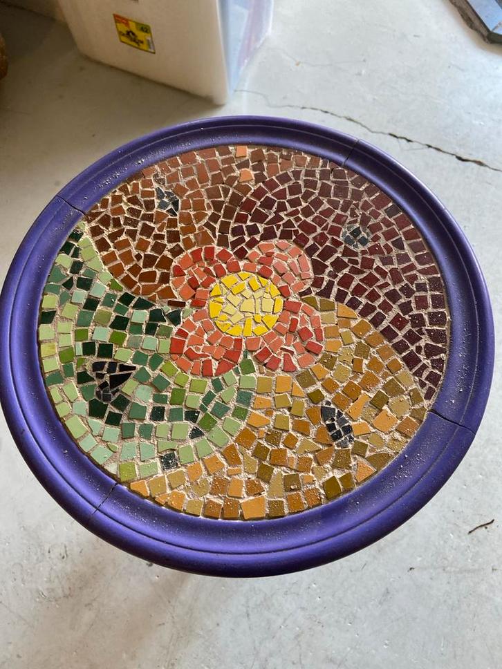 Unieke paarse bijzettafel met mozaïek blad, Huis en Inrichting, Tafels | Bijzettafels, Gebruikt, Rond, 60 cm of meer, Minder dan 55 cm