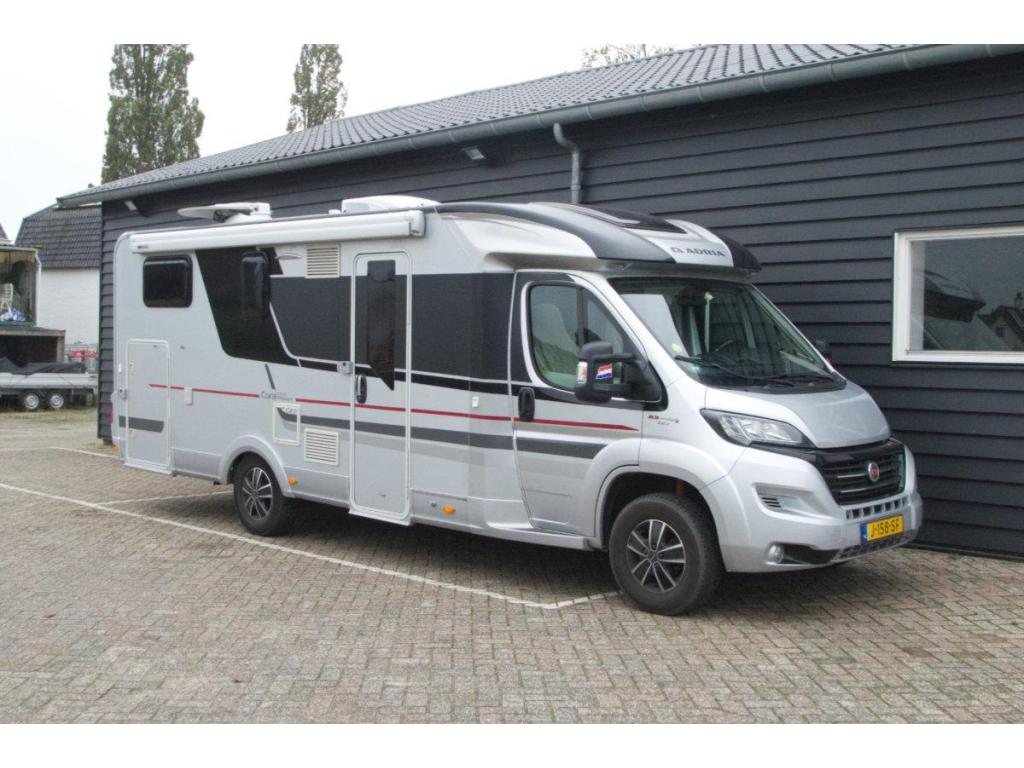 Adria Coral halfintegraal camper met enkele bedden en airco, Luifel, Standaard zit, Koelkast, Fiat