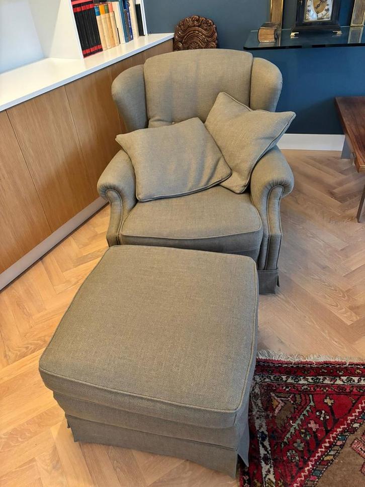 Mooie opnieuw gestoffeerde stoel met poef, Huis en Inrichting, Fauteuils, Zo goed als nieuw, Stof, 75 tot 100 cm, 100 tot 125 cm
