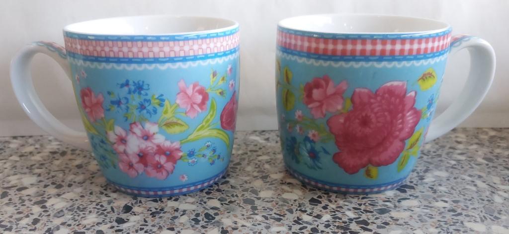 2 bekers mok beker PIP studio Royal Raja Roze en blauw, Huis en Inrichting, Keuken | Servies, Zo goed als nieuw, Kop(pen) en/of Schotel(s)