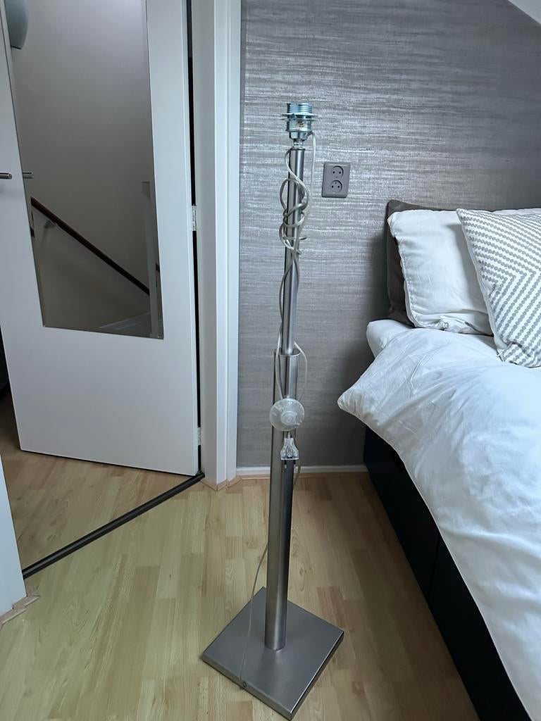 Strakke zilverkleurige RVS schemerlamp standaard, Huis en Inrichting, Lampen | Vloerlampen, Ophalen of Verzenden, Gebruikt, Metaal