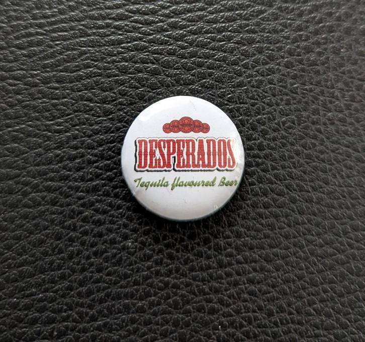 Desperados – 25 mm button – wit, rood, groen, Verzamelen, Biermerken, Ophalen of Verzenden