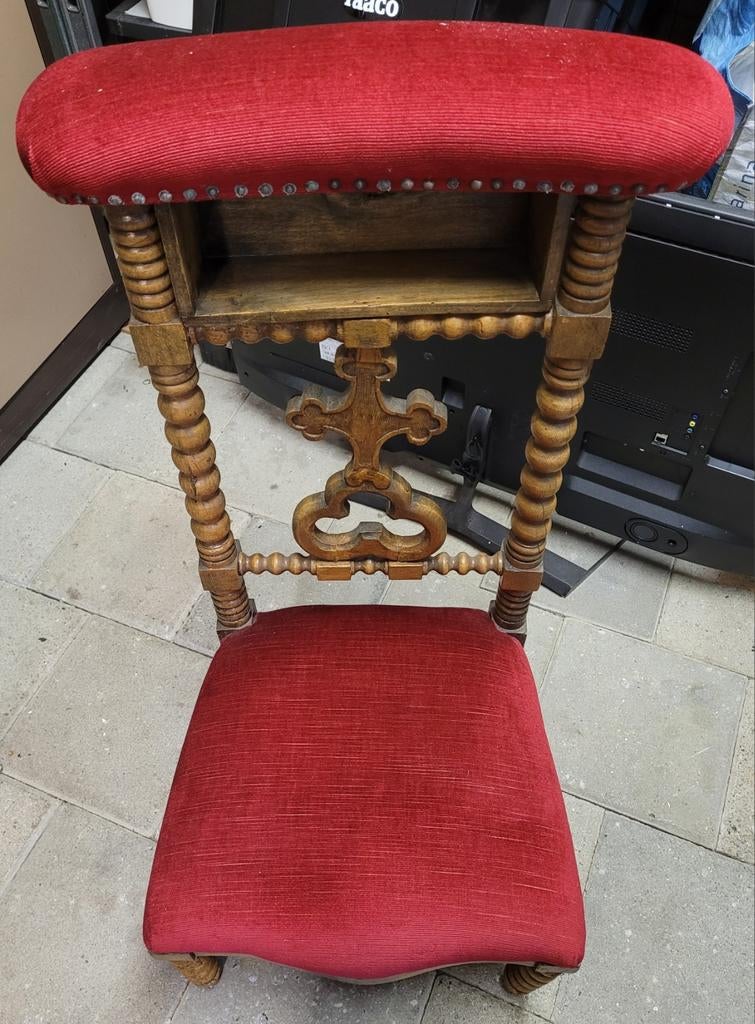 Antieke Bidstoel met Rood Fluweel en Houtsnijwerk, Antiek en Kunst, Antiek | Religie, Ophalen