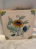 Tichelaar Makkum tinglazuren tegel met floraal decor, Ophalen of Verzenden