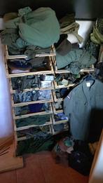 15 kratten leger kleding en meer., Verzamelen, Ophalen, Landmacht, Nederland, Kleding of Schoenen