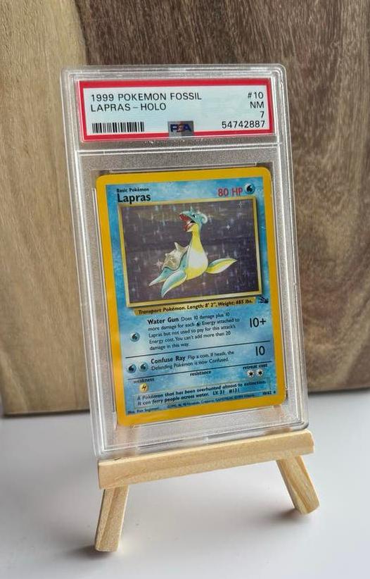 PSA 7 Lapras Holo #10/62 – 1999 Pokémon Fossil, Ophalen of Verzenden, Zo goed als nieuw, Losse kaart, Foil