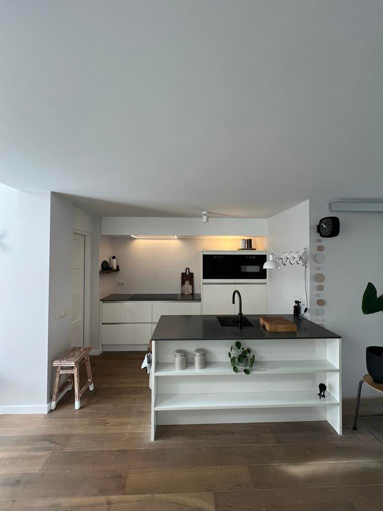 Hoogglans witte keuken met composiet werkblad en eiland, Gebruikt, Wit, Dubbelwandige keuken, Ophalen of Verzenden