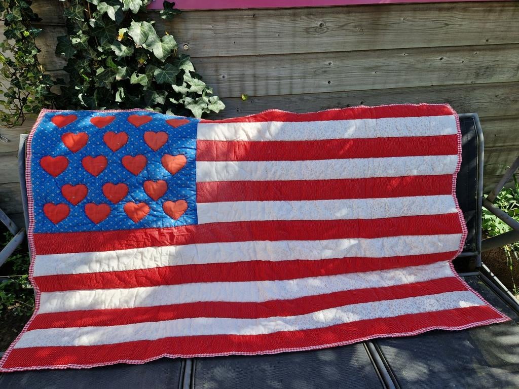 Kleine patchwork deken quilt amerikaanse vlag harten, Gebruikt, Eenpersoons, Ophalen of Verzenden, Deken of Dekbed