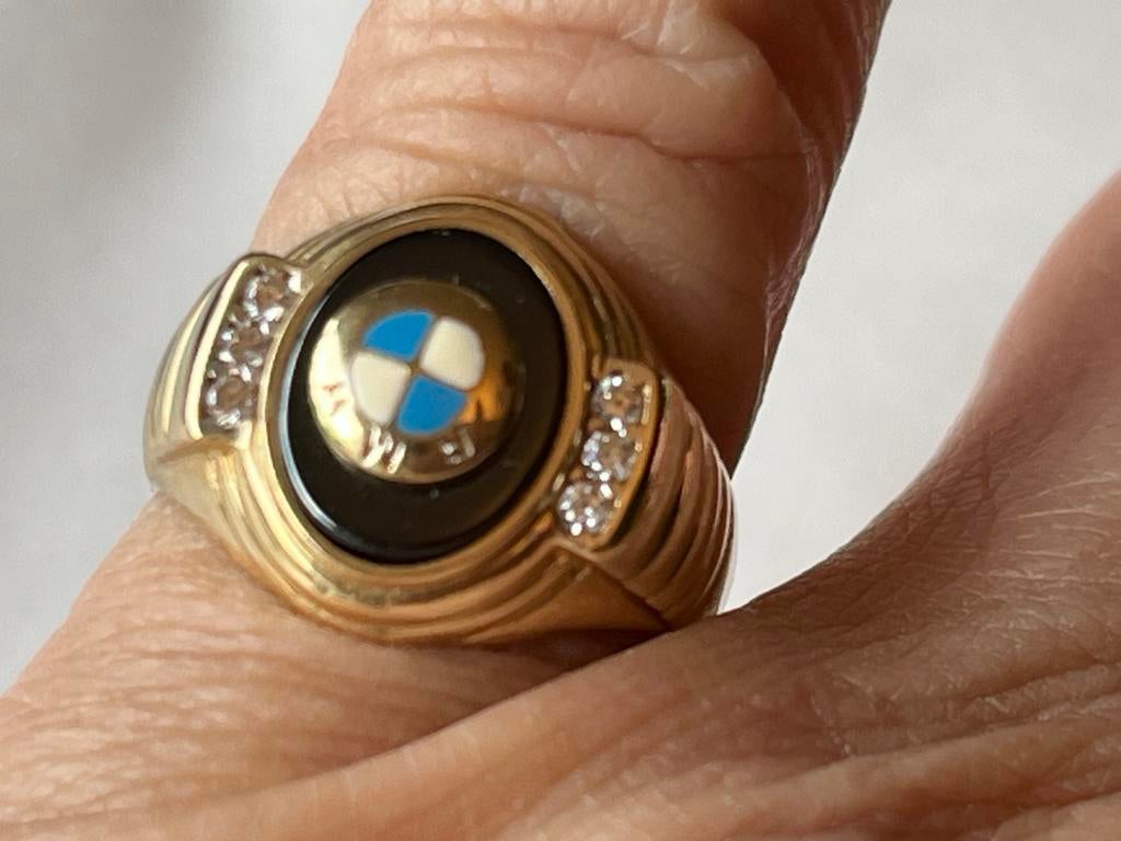 Gouden ring BMW met witte saffier, Verzenden, Dame of Heer, Met edelsteen, Goud