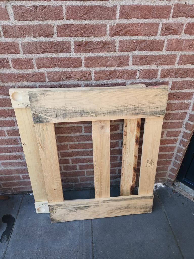Gratis af te halen: 2 houten pallets, Ophalen