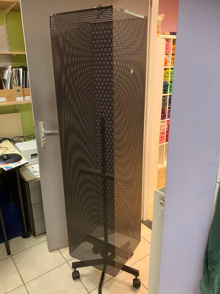 Zwart geperforeerd metalen carrousel rek op wielen, Huis en Inrichting, Ophalen, Gebruikt, 200 cm of meer, Zwart