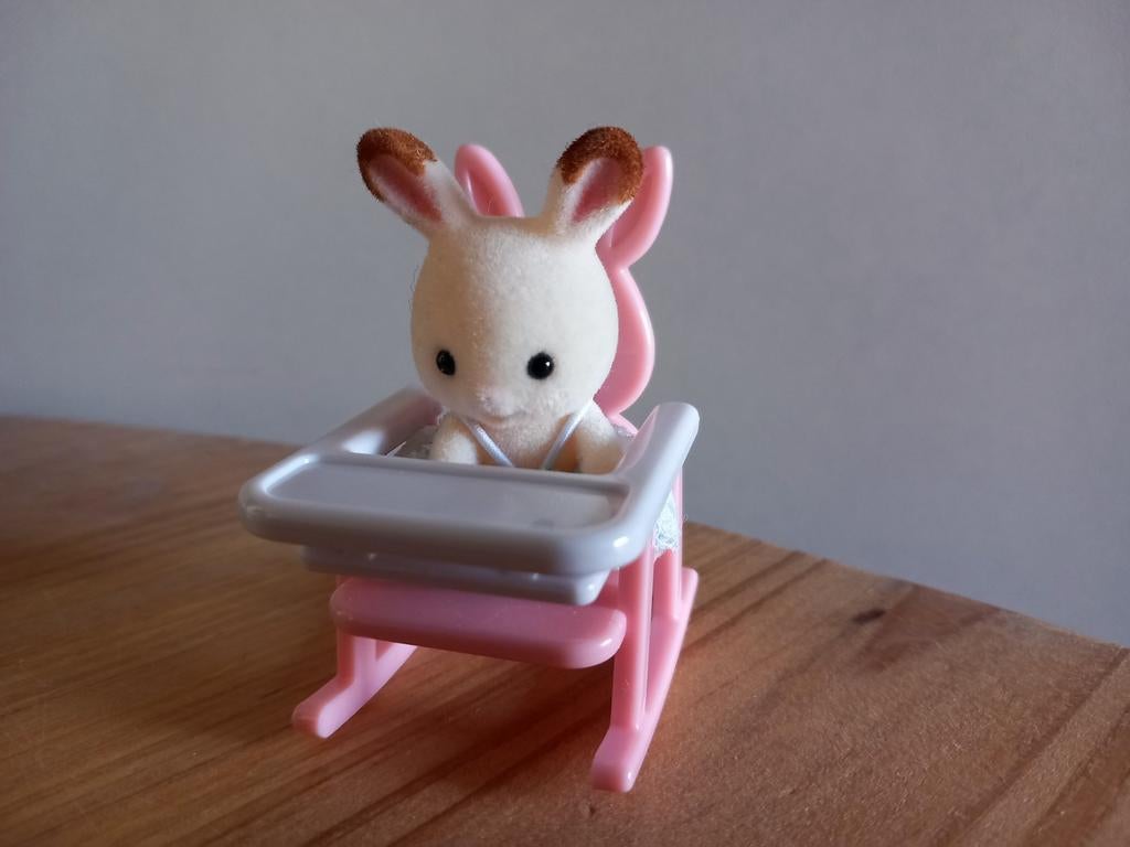 Sylvanian families roze kinderstoel met babykonijn compleet, Ophalen of Verzenden, Zo goed als nieuw, Poppenhuis