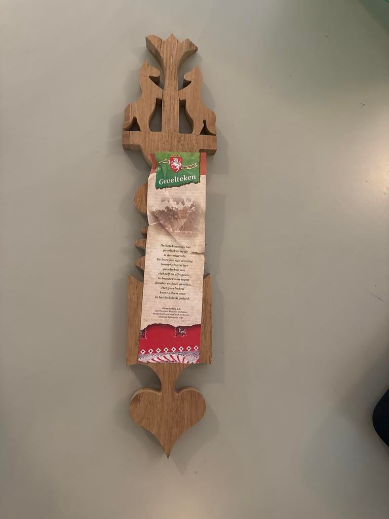 Twents gevelteken van hout met klein afgebroken hoekje, Ophalen, Hout, Gebruikt, Landelijk