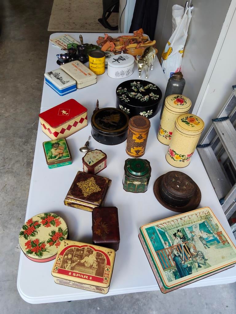 Rommelmarkt spullen. Voornamelijk oude blikken, Ophalen, Nieuw