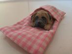 Bulldog in slaapzak beeldje, Ophalen of Verzenden, Zo goed als nieuw, Dier