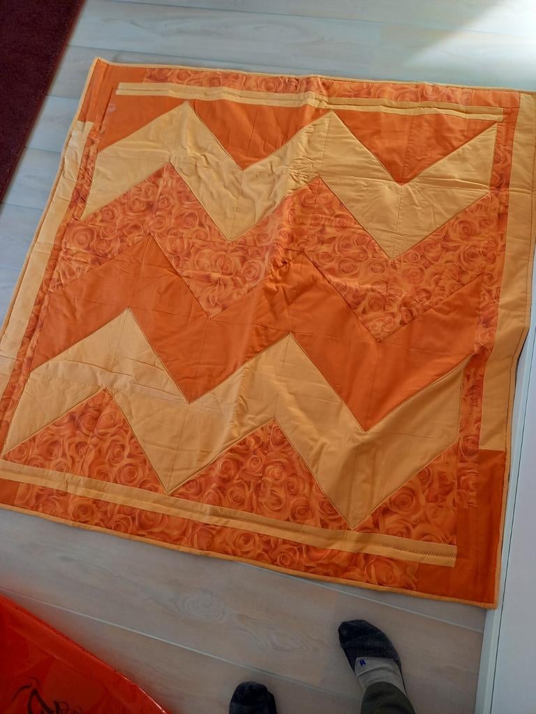 Handgemaakte Oranje Quilt Deken met Zigzag Patroon, Ophalen, Zo goed als nieuw