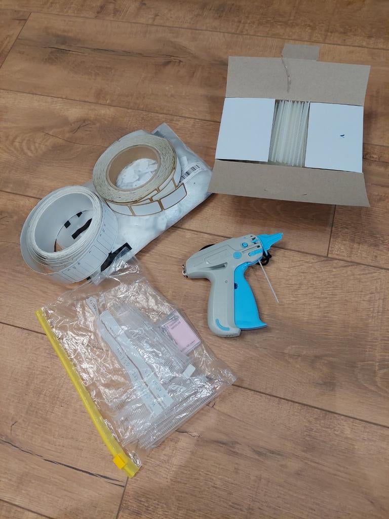 Aanschiettang met reservenaalden en ridderspoor en etiketten, Ophalen of Verzenden, Detector, Sensor of Melder