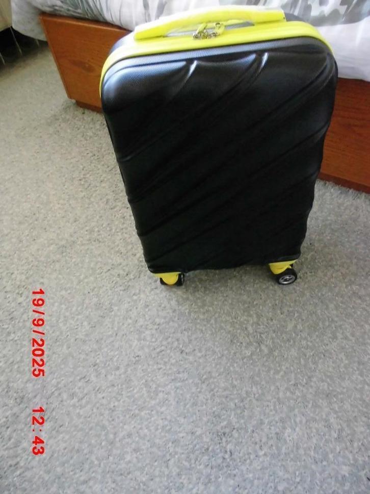 KOFFER ZWART/GROEN KOOPJE, Sieraden, Tassen en Uiterlijk, Koffers, Zo goed als nieuw, Hard kunststof, Minder dan 50 cm, Slot, Uitschuifbare handgreep