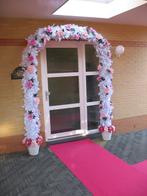 Mooie witte ereboog met roze+fuchsia kleur bloemen te koop, Ophalen, Geboorte of Huwelijk