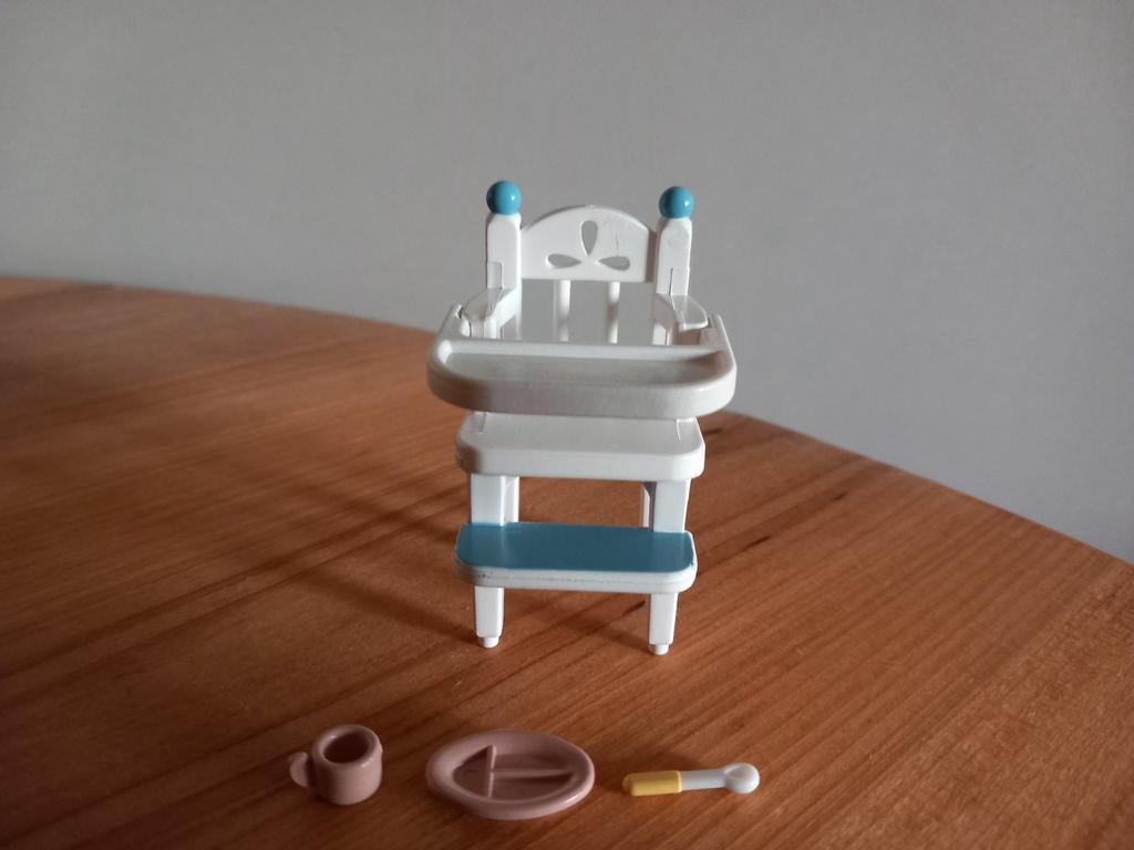 Sylvanian families hoge kinderstoel compleet, Ophalen of Verzenden, Zo goed als nieuw, Poppenhuis