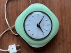 Vintage Metamec wandklok, lichtgroen bakeliet, werkend, Ophalen of Verzenden